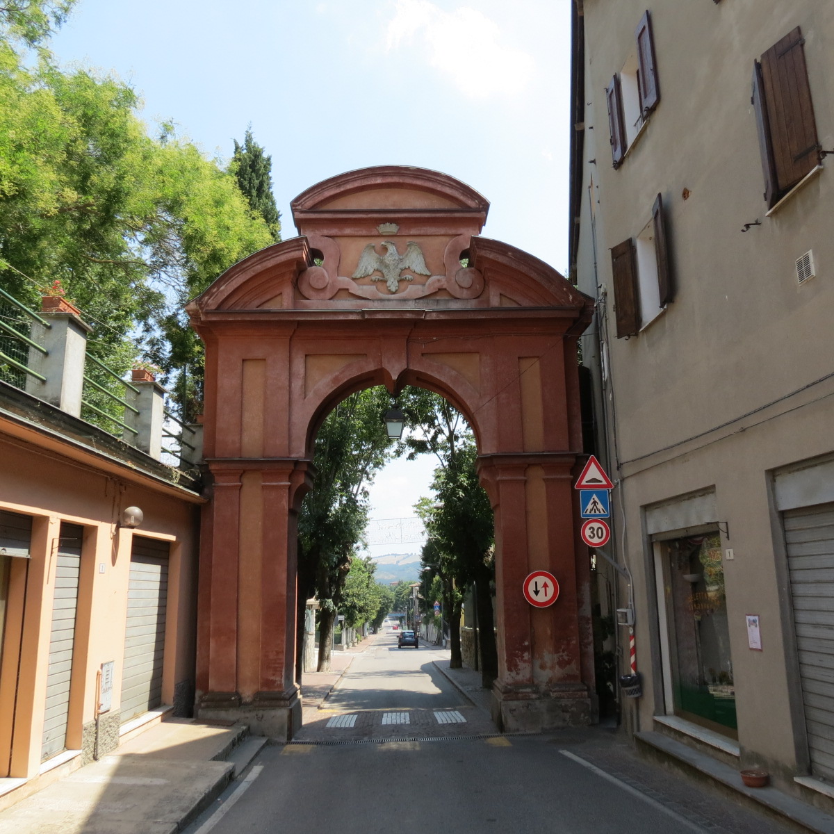 Arco di ingresso al paese